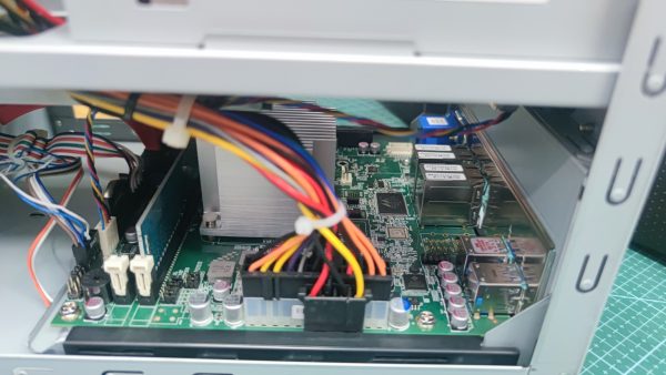 NAS 4 Radix Alrit MITX-DNV6 C3538 4GB RAM