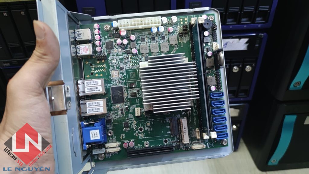 NAS 4 Radix Alrit MITX-DNV6 C3538 4GB RAM